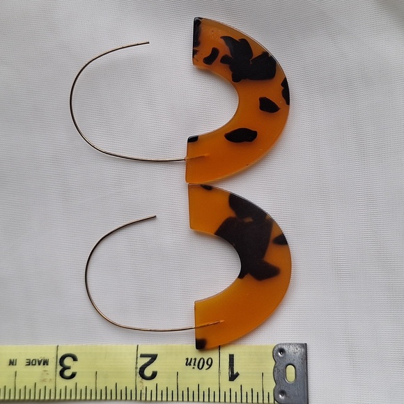 Modern Tortoiseshell Crescent Hoop Earrings - Picture 4 of 4